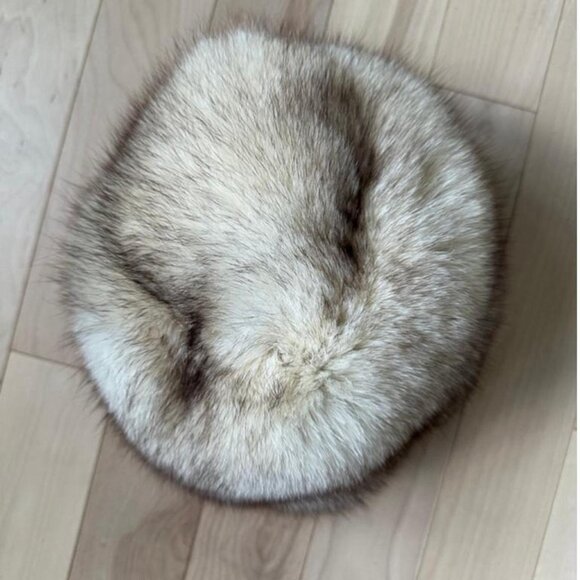 Vintage fur hat by Création Vittorio, crafted in a soft natural fur - Picture 2 of 6